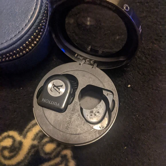Louis Vuitton horizon ear buds